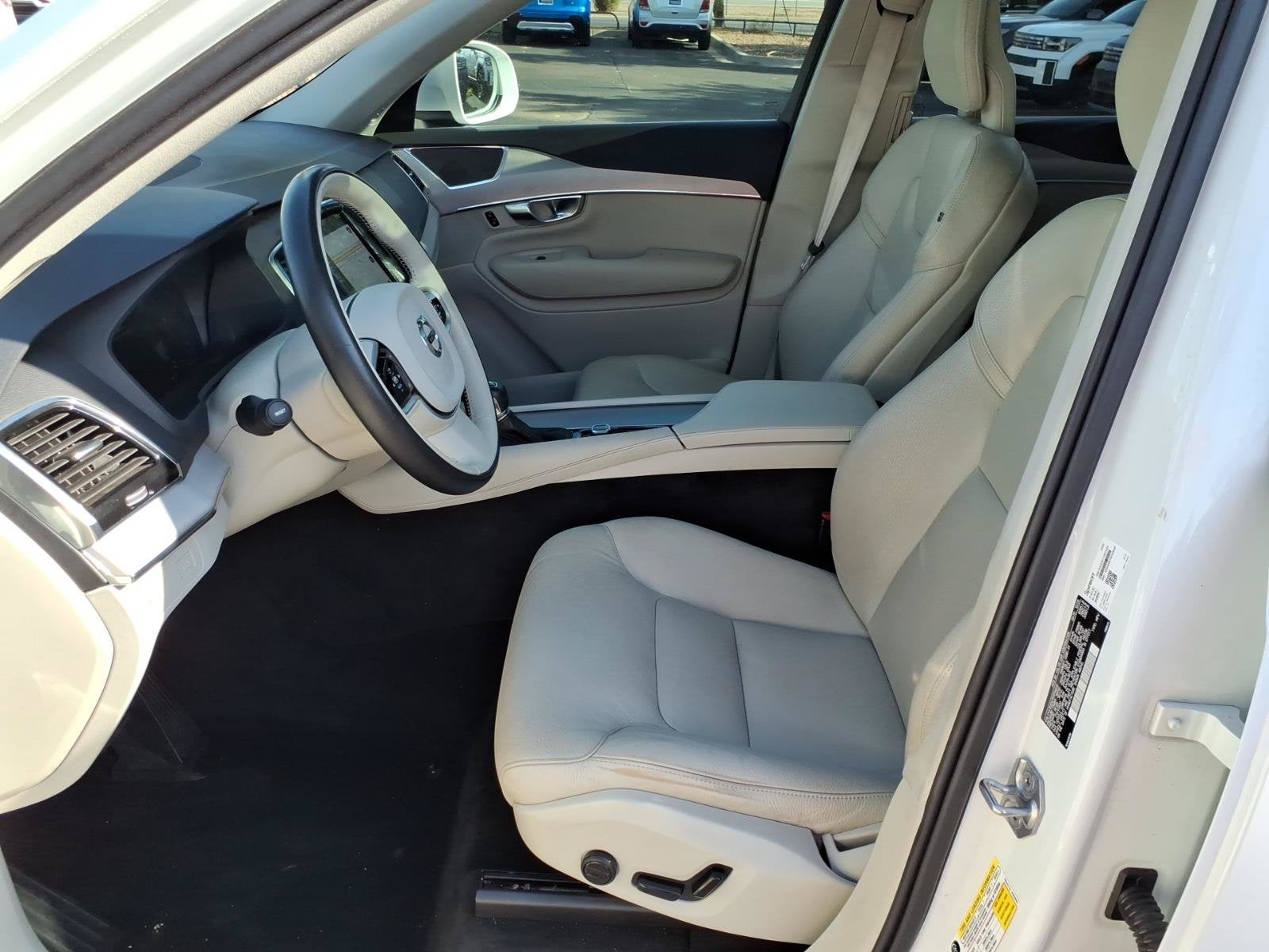 2021 Volvo XC90 Momentum***Beautiful Vehicle!!